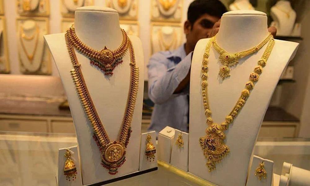 Gold prices plunge in Pakistan