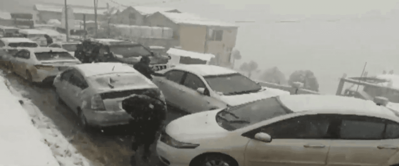 مری :  شدید برف باری کے باعث ہنگامی صورتحال، ٹریفک میں پھنسے افراد کو نکالنے کیلئے ضلعی انتظامیہ متحرک