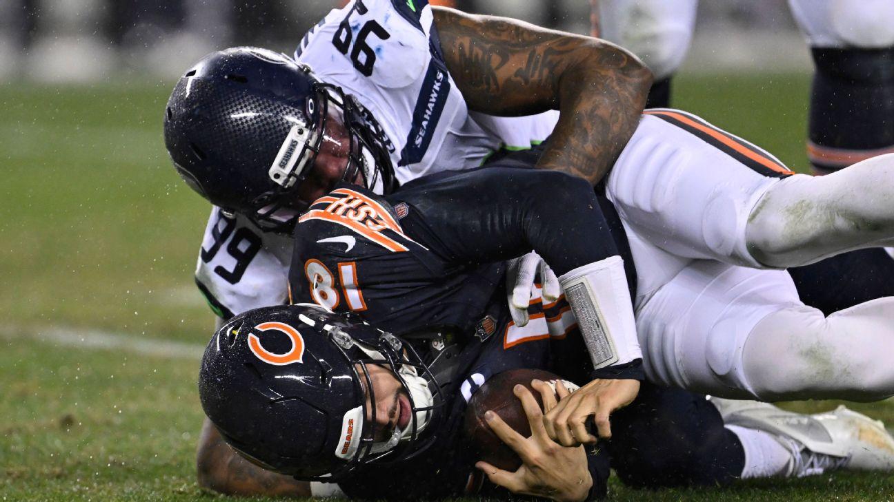 Seahawks stay in playoff mix with ugly win at still skidding Bears