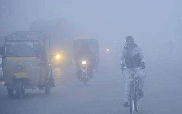 پنجاب کے مختلف شہروں میں دھند  کی شدت میں اضافہ، حد نگاہ صفر