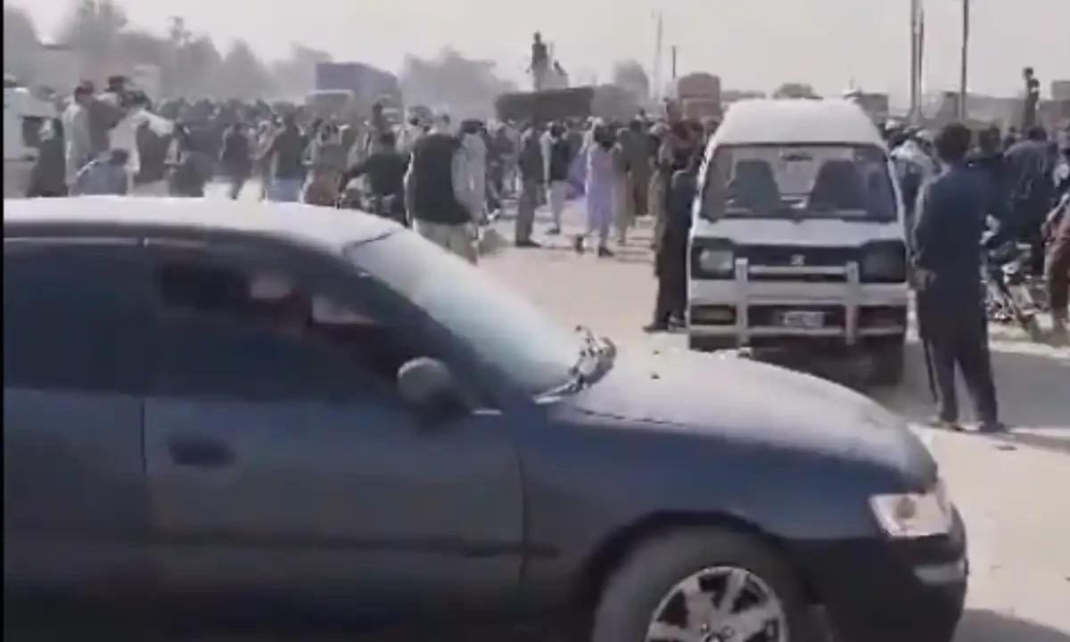 کرک:ہائی وے پر تیز رفتار ٹرالر مسافر بس پر چڑھ دوڑا، 12 افراد جاں بحق 20 زخمی