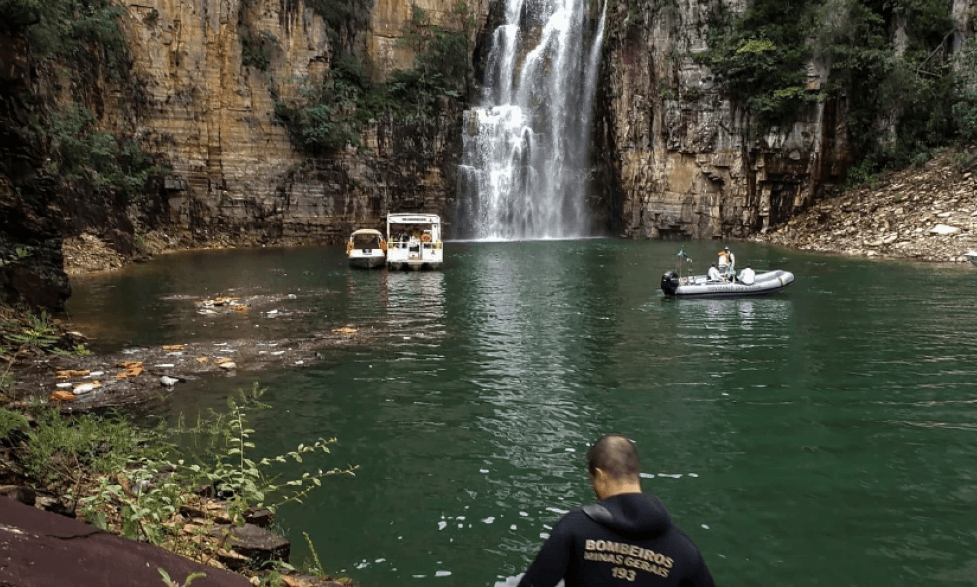 برازیل : آبشارمیں موج مستی کرتےسیاحوں پرچٹان کاٹکڑا آگرا، 7 افراد ہلاک