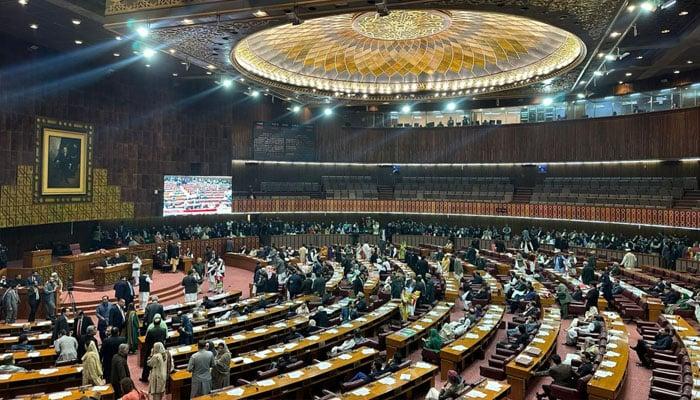 وزیر اعظم کی قومی اسمبلی میں آمد پر اپوزیشن ارکان کی نعرے بازی، ایجنڈے کی کاپیاں پھاڑ دیں