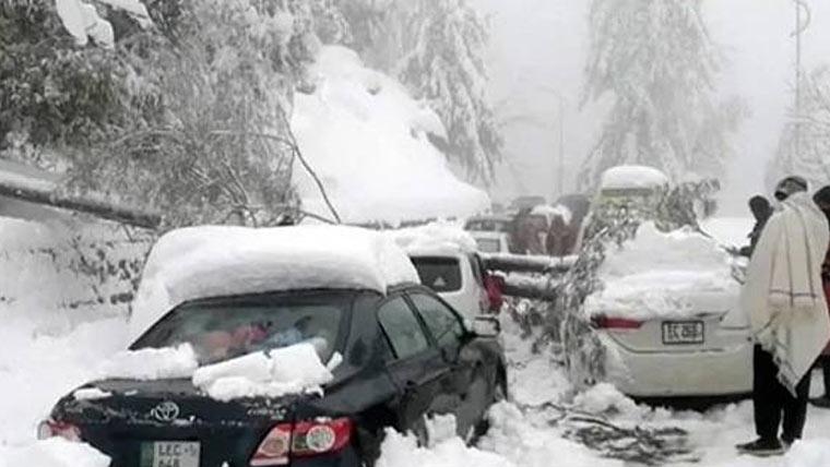 ملک میں سردی کی شدت برقرار، بالائی علاقوں میں بارش، برفباری، راستے بند