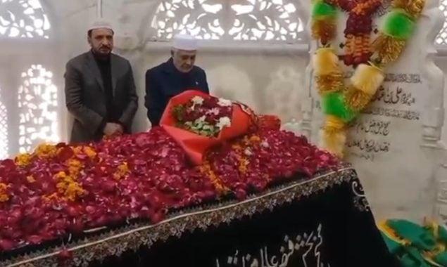 ڈپٹی وزیراعظم محمد اسحاق ڈار  کا  داتا دربار کا دورہ