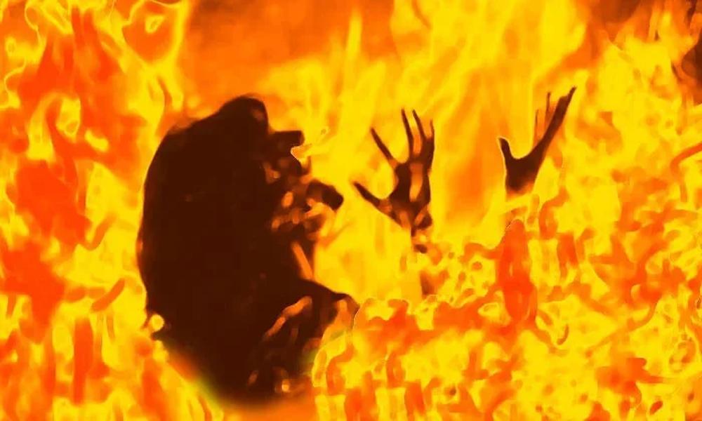 Husband allegedly sets wife on fire after argument in Lahore