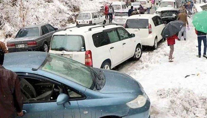 حکومت نے مری اور گلیات جانے کیلئے عائد پابندی میں چوبیس گھٹنے کی توسیع کردی