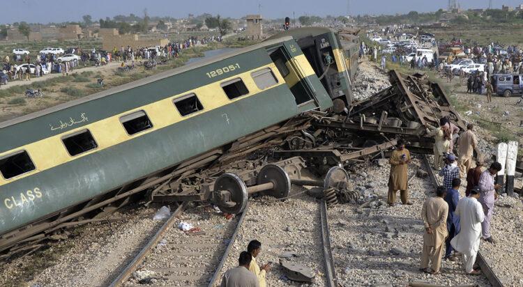 لاہور سے کراچی جانیوالی  شالیمار ایکسپریس کو حادثہ، تین بوگیاں پٹڑی سے اتر گئیں