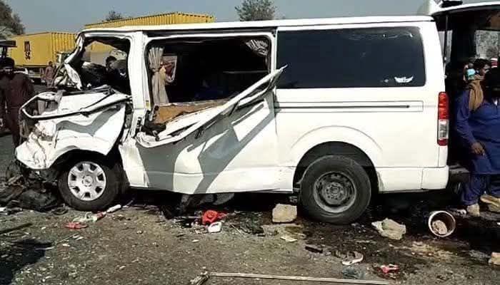 خوشیوں والے گھر میں ماتم،ٹریفک حادثے میں دلہا،دلہن جاں بحق،3 افراد زخمی