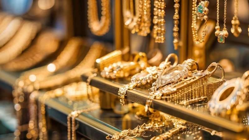 Gold prices drop in global and local markets