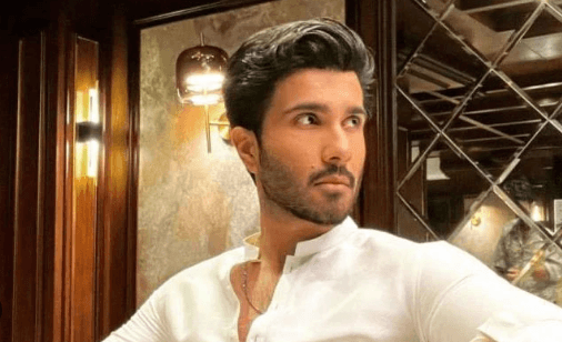 Feroze Khan’s late entrance and clash with journalist draw online criticism