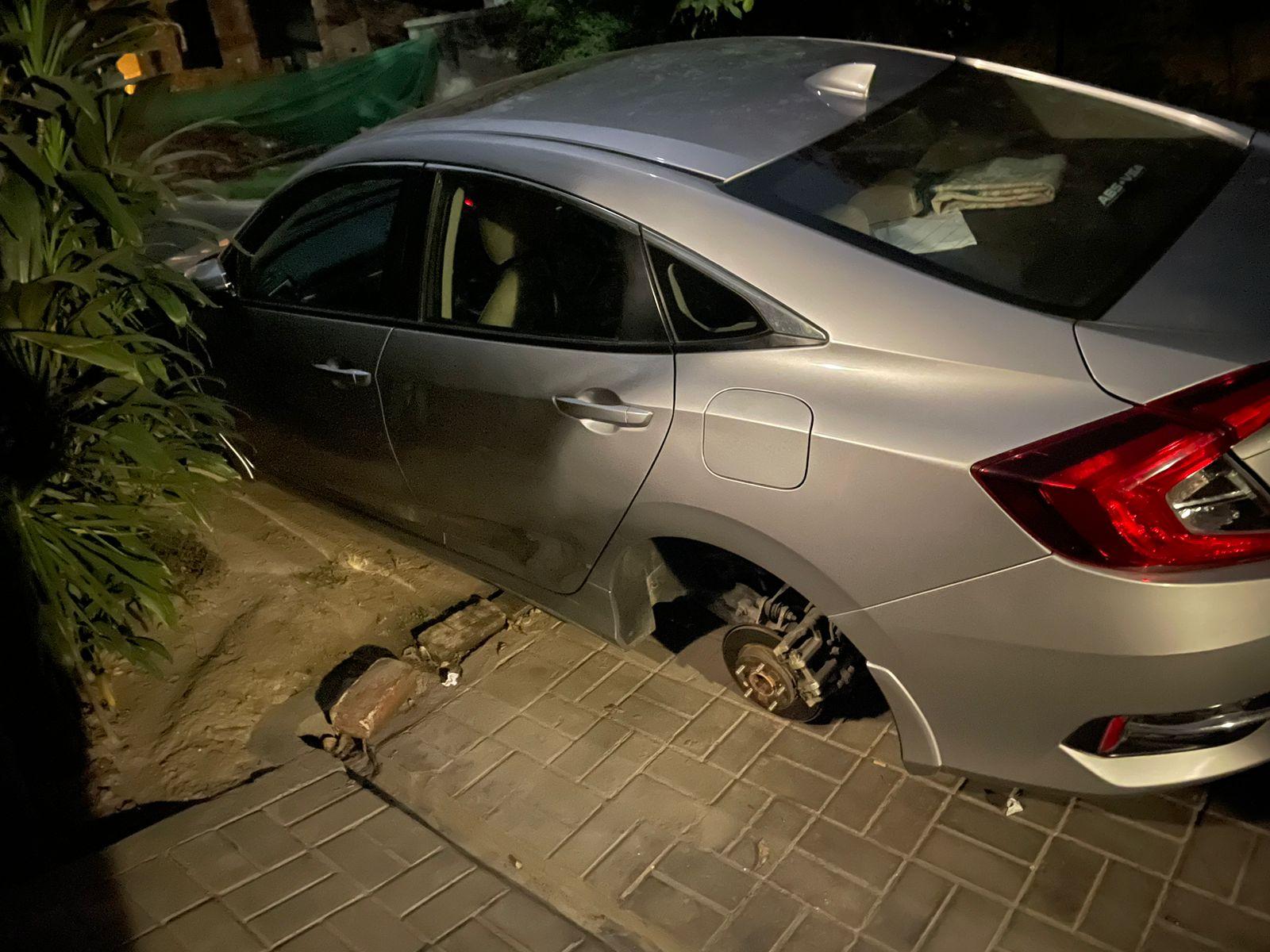 Four brothers arrested for stealing and selling car tires online in Lahore