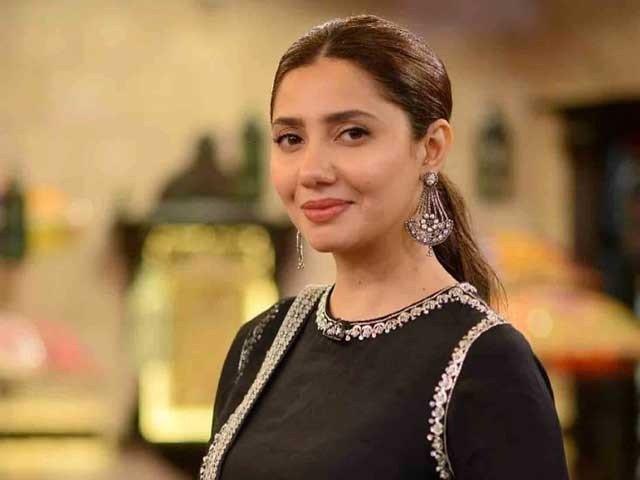 پاکستان میں فٹبال کو فروغ دینے کے لیے ماہرہ خان میدان میں آگئیں