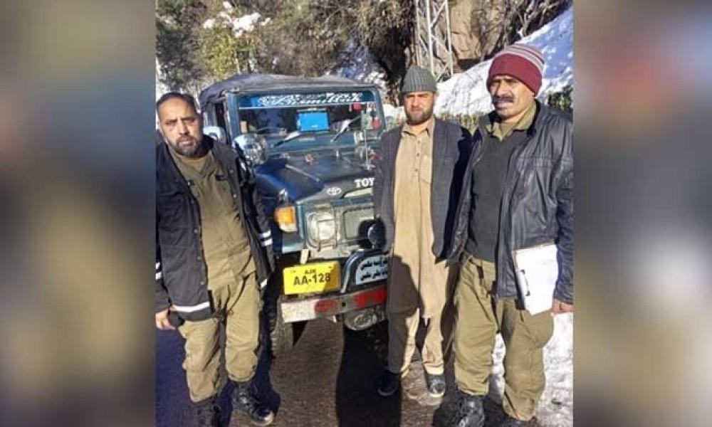 Man arrested for throwing snow on roads, collecting money from tourists in Murree