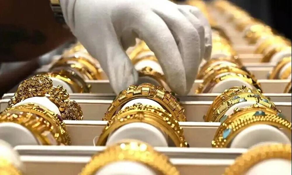 Gold price falls by Rs4,700 per tola in Pakistan