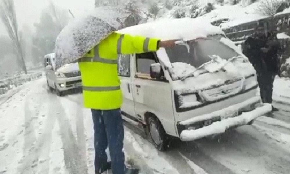 Heavy snowfall in Murree, travel advisory for tourists