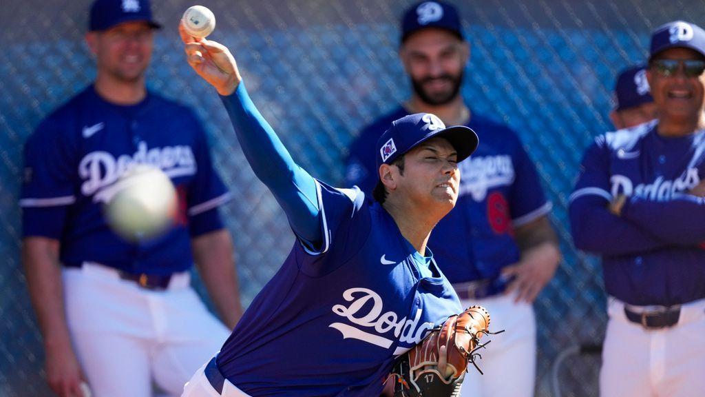 Dodgers' Ohtani throws first bullpen of spring