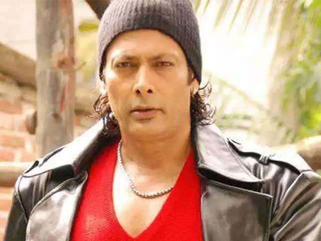 معروف بالی ووڈ اداکار اہلیہ سمیت حادثے کا شکار
