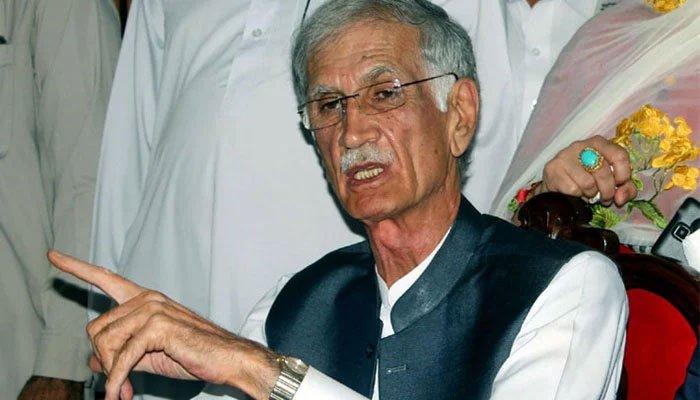 ’ سیگریٹ پینے گیا تھا، رہی بات تلخ کلامی کی تو اجلاس میں اپنے حق کی بات کی‘ 
