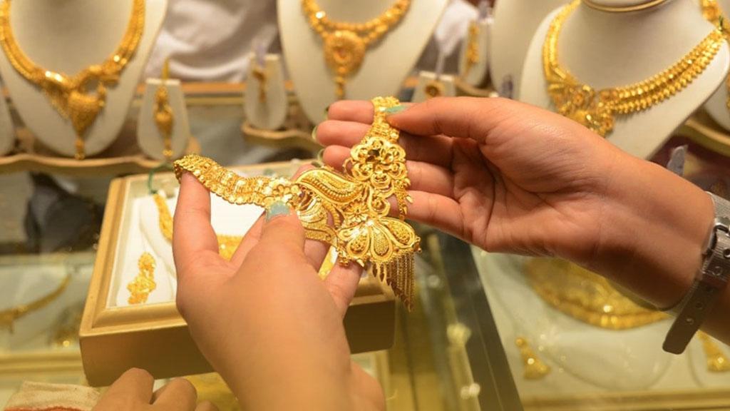 Gold prices fall by Rs3,000 as global price drops by $28 per ounce