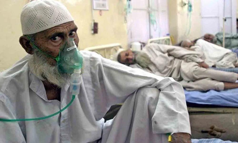 Respiratory diseases increase in Karachi as weather changes 