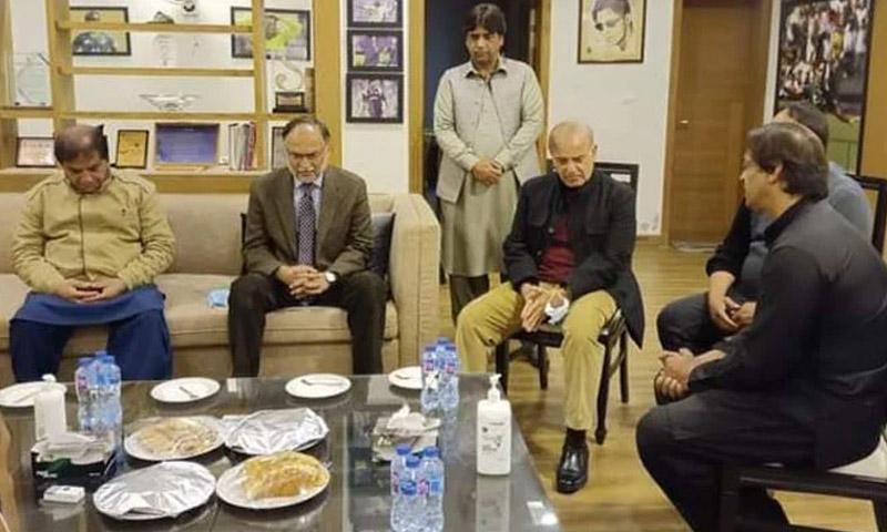 شہباز شریف، شعیب اختر کے گھر پہنچ گئے