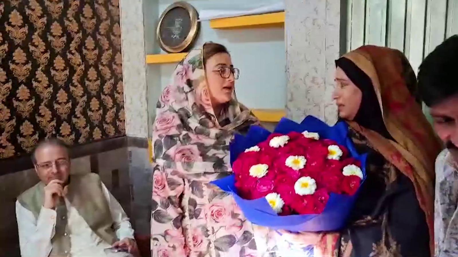 وزیر اطلاعات پنجاب عظمیٰ بخاری کی گلوکارہ نصیبو لال کے گھر آمد