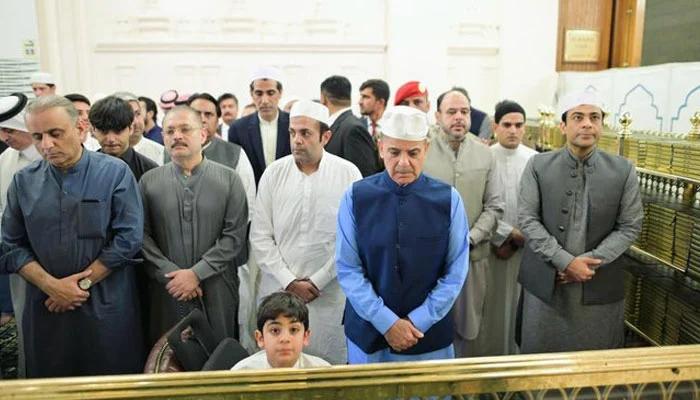 وزیراعظم کی  وفد کے ہمراہ مسجد نبویﷺ میں حاضری، نوافل بھی  ادا کیے