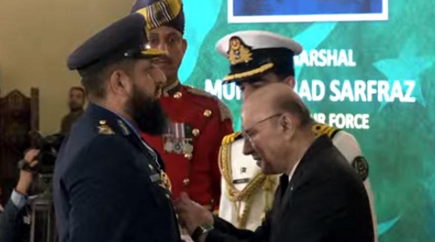 President confers military awards on officers of military officers