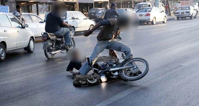 موٹرسائیکل پر آگے کیوں نکلے، ملزمان کا طالب علم  پر بدترین تشدد