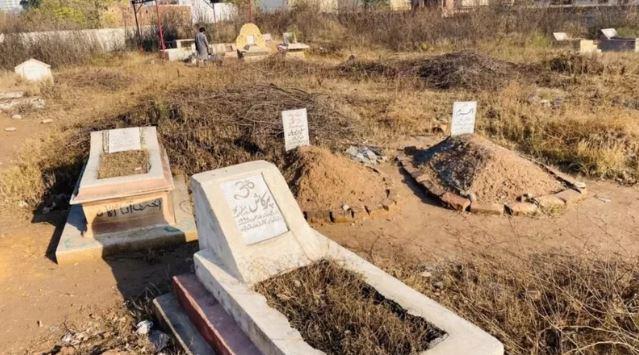 پشاور میں ہندو برادری نے اپنے مردے جلانے کے بجائے دفنانے کا فیصلہ کیوں کیا ؟