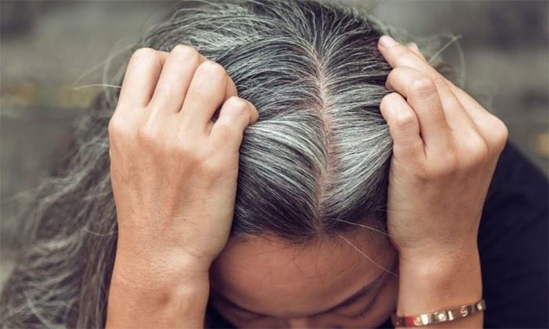 بالوں پر بغیر کچھ لگائے سفید بال پھر سے کالے سیاہ کرنے کا آسان ترین آزمودہ قدرتی نسخہ
