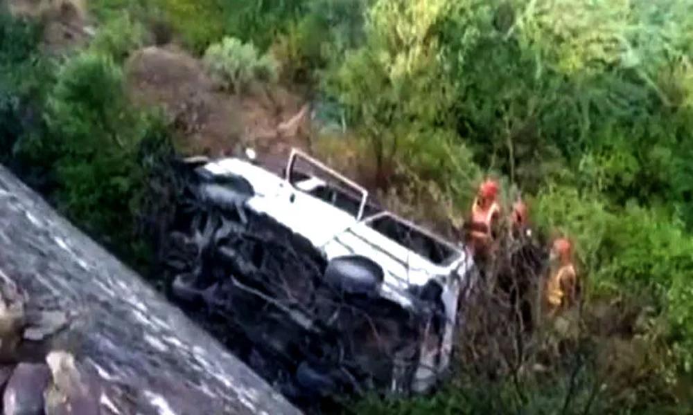 Eight killed as car falls into ravine in Lower Kurram