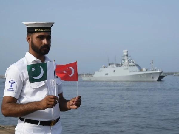 برادر اسلامی ملک ترکیہ کا بحری جہاز خیر سگالی دورے پر کراچی پہنچ گیا