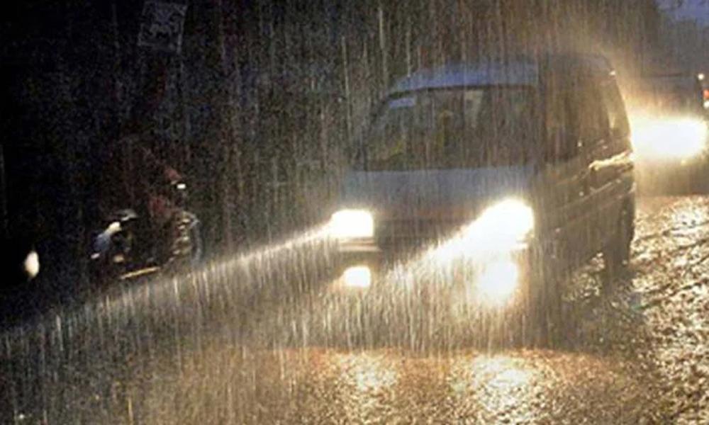 Dust storm, heavy rain in various cities of Sindh