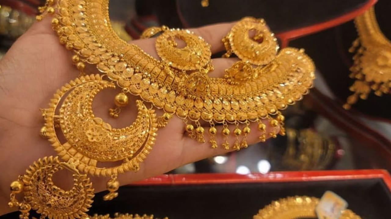 Gold prices surge in global and Pakistani markets