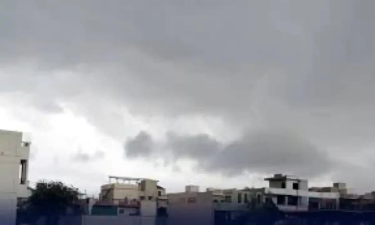 لاہور کے مختلف علاقوں میں کہیں تیز اور کہیں ہلکی بارش سے موسم خوشگوار