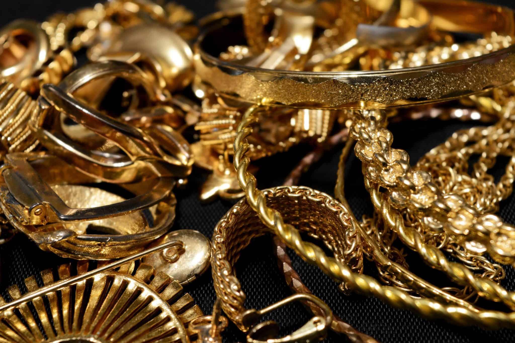 Gold price plummets Rs1,800 per tola in Pakistan