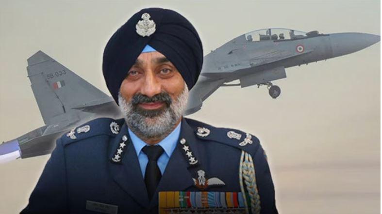 بھارتی فضائیہ کے سربراہ  کی ایئرہیڈکوارٹر میں اپنے ہی پائلٹس کے ہاتھوں درگت بن گئی
