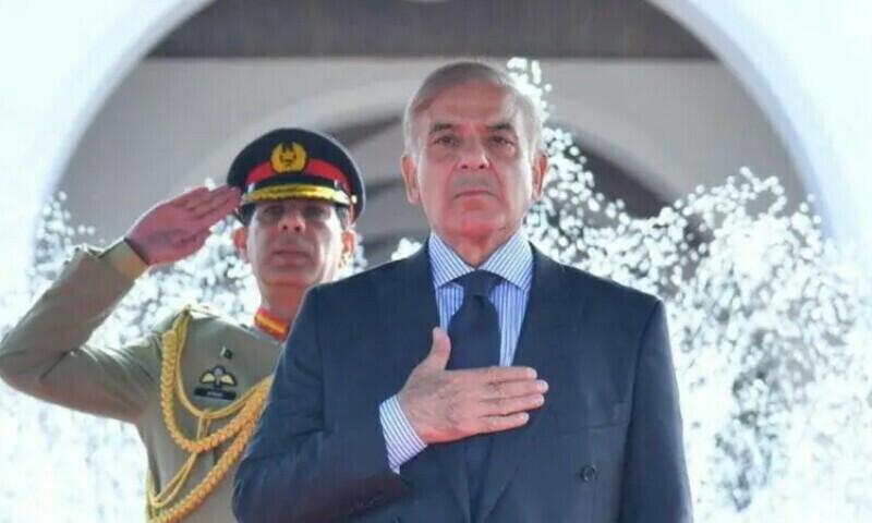 وزیراعظم کا کامرہ ائیر بیس کا دورہ، پاک فضائیہ کے شاہینوں کو معرکۂ حق میں تاریخی فضائی فتح پر خراجِ تحسین