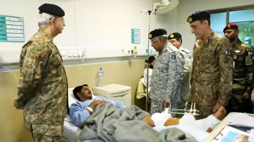 سربراہ پاک بحریہ ایڈمرل نوید اشرف کا سی ایم ایچ راولپنڈی کا دورہ ، آپریشن میں زخمی ہونے والوں کی عیادت