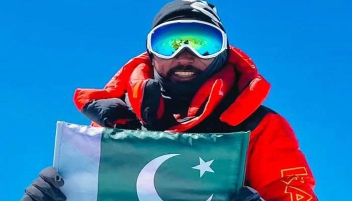 پاکستانی کوہ پیما نے8 ہزار میٹر سے بلند تمام چوٹیاں بغیر مصنوعی آکسیجن سر کرکے تاریخ رقم کر دی