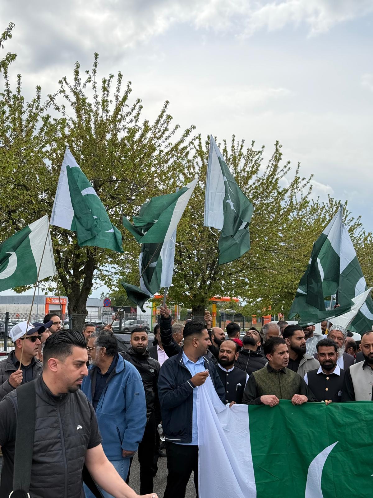 برسلز: پاکستانی کمیونٹی کا افواجِ پاکستان سے اظہارِ یکجہتی اور بھارتی جارحیت کے خلاف پُرامن احتجاج 