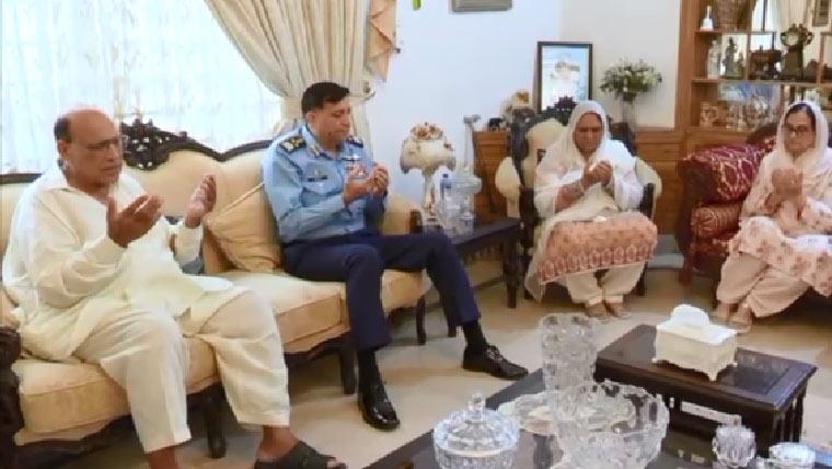 ایئر چیف مارشل کی اسکواڈرن لیڈر عثمان یوسف شہید کے گھر آمد، اہل خانہ سے تعزیت