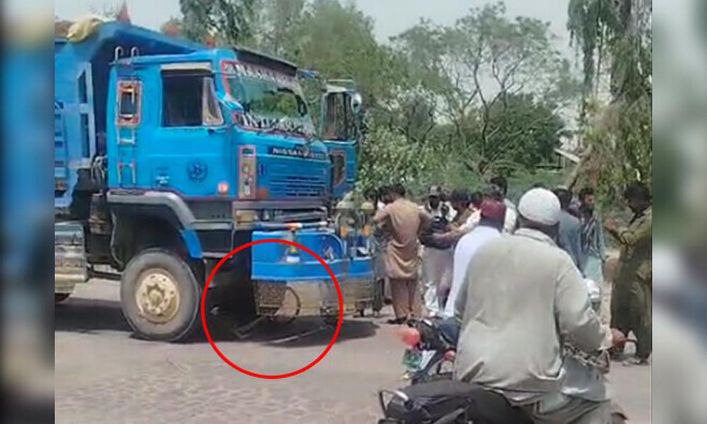 Karachi dumper crushes wheelchair, killing disabled person