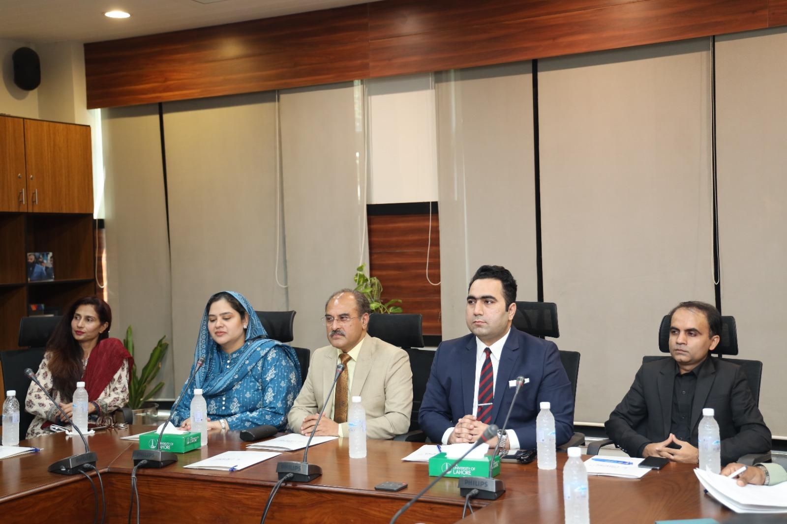 ڈاکٹر لبنیٰ ظہیر کی یونیورسٹی آف لاہور میں پیکا قانون کے موضوع پر مذاکرے میں شر کت 