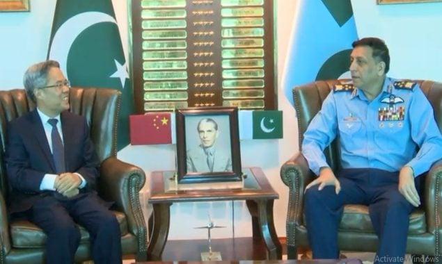 چینی سفیر  کی ایئرچیف مارشل ظہیر احمد بابر سدھو سے ایئر ہیڈکوارٹرز میں ملاقات