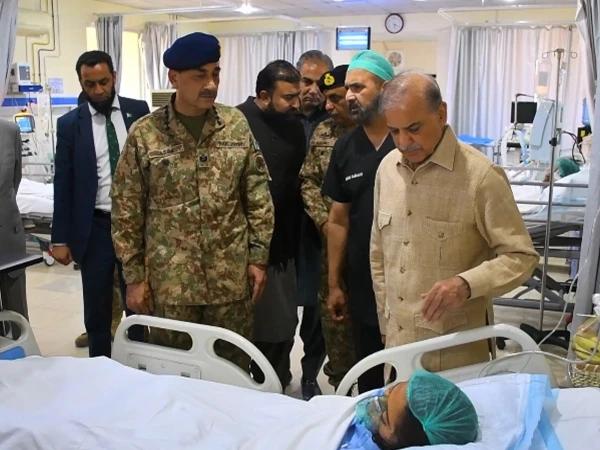 وزیراعظم اور فیلڈ مارشل سید عاصم منیر  کا دورہ  کوئٹہ، خضدار دھماکے میں زخمی بچوں کی عیادت