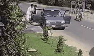 لاہور: کار سواروں نے خاتون کو اغوا کرلیا، واقعے کی سی سی ٹی وی فوٹیج سامنے آگئی