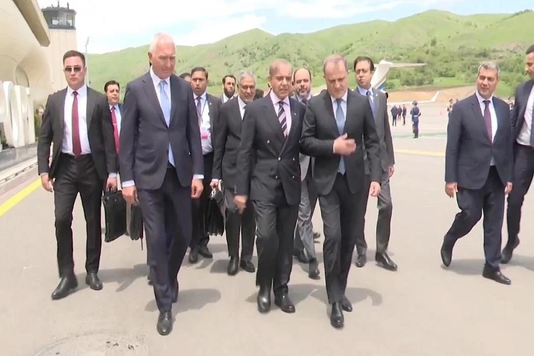 وزیراعظم ایران کا  2 روزہ دورہ مکمل کرنے کے بعد آذربائیجان پہنچ گئے